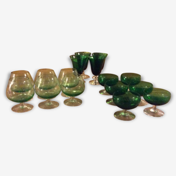 Collection de 16 verres verts