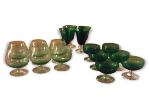 Collection de 16 verres verts