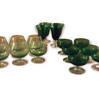 Collection de 16 verres verts