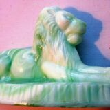 Presse-papier art déco, opaline verte et blanche: lion allongé sur une terrasse