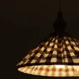 Suspension plissée "Olga" tissu à carreaux terra et finition bois tourné