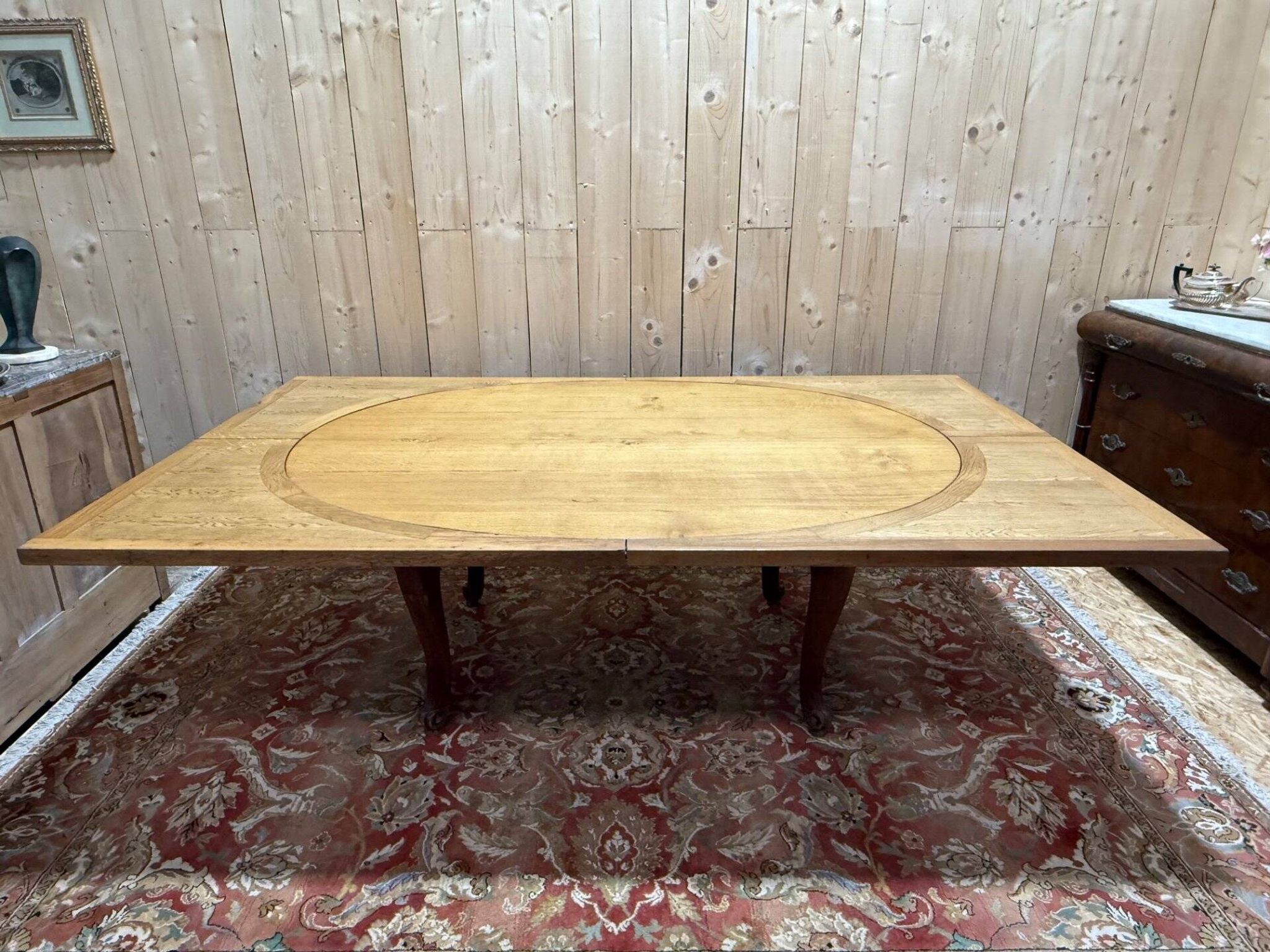 Table de salle à manger ovale de style Louis XV en chêne massif