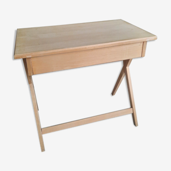 Bureau en bois clair avec grand tiroir