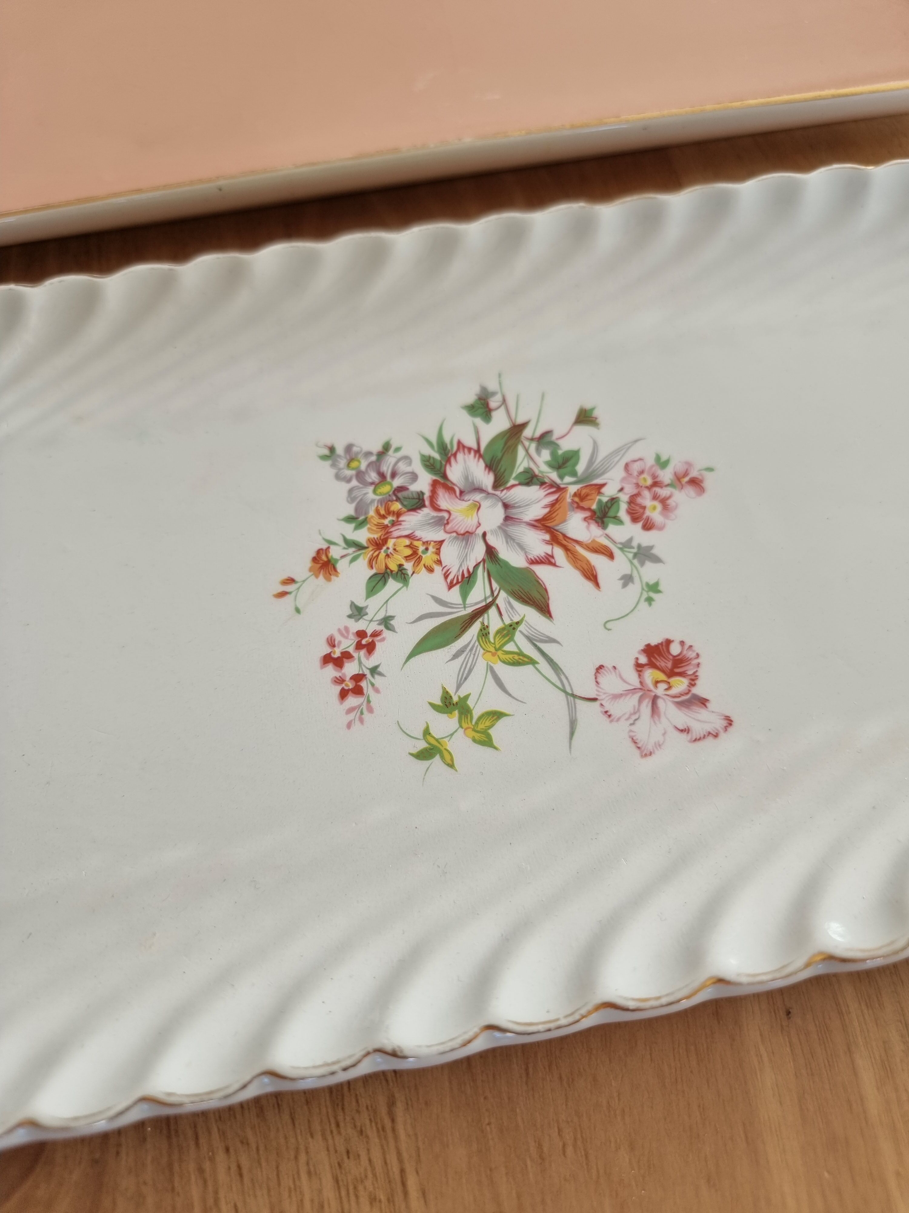 Set of 2 vintage cake dishes