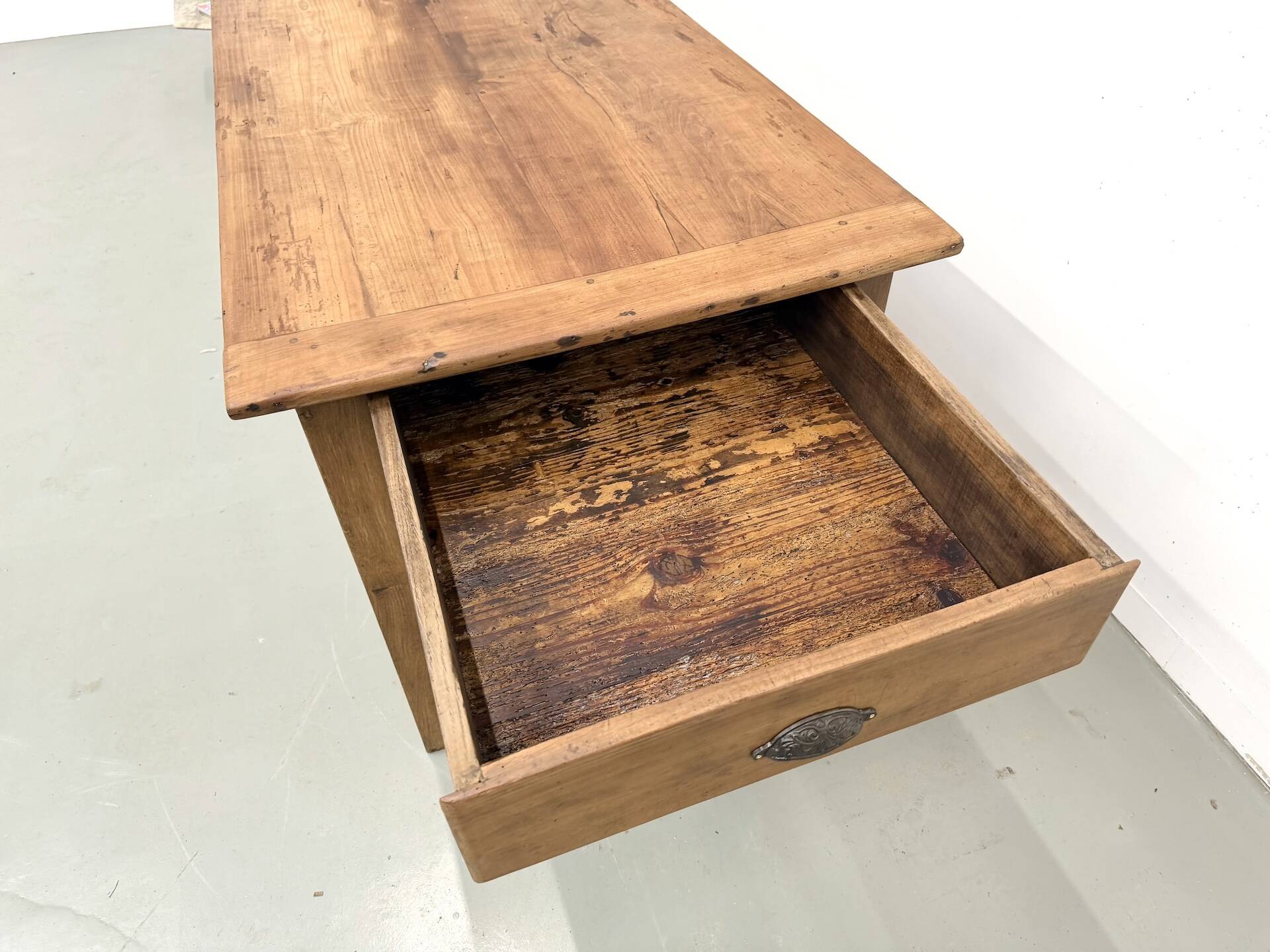 Solid walnut table - Tapered legs