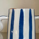 Vase en céramique rayé bleu  et blanc aux anses ondulées abstrait fait-main