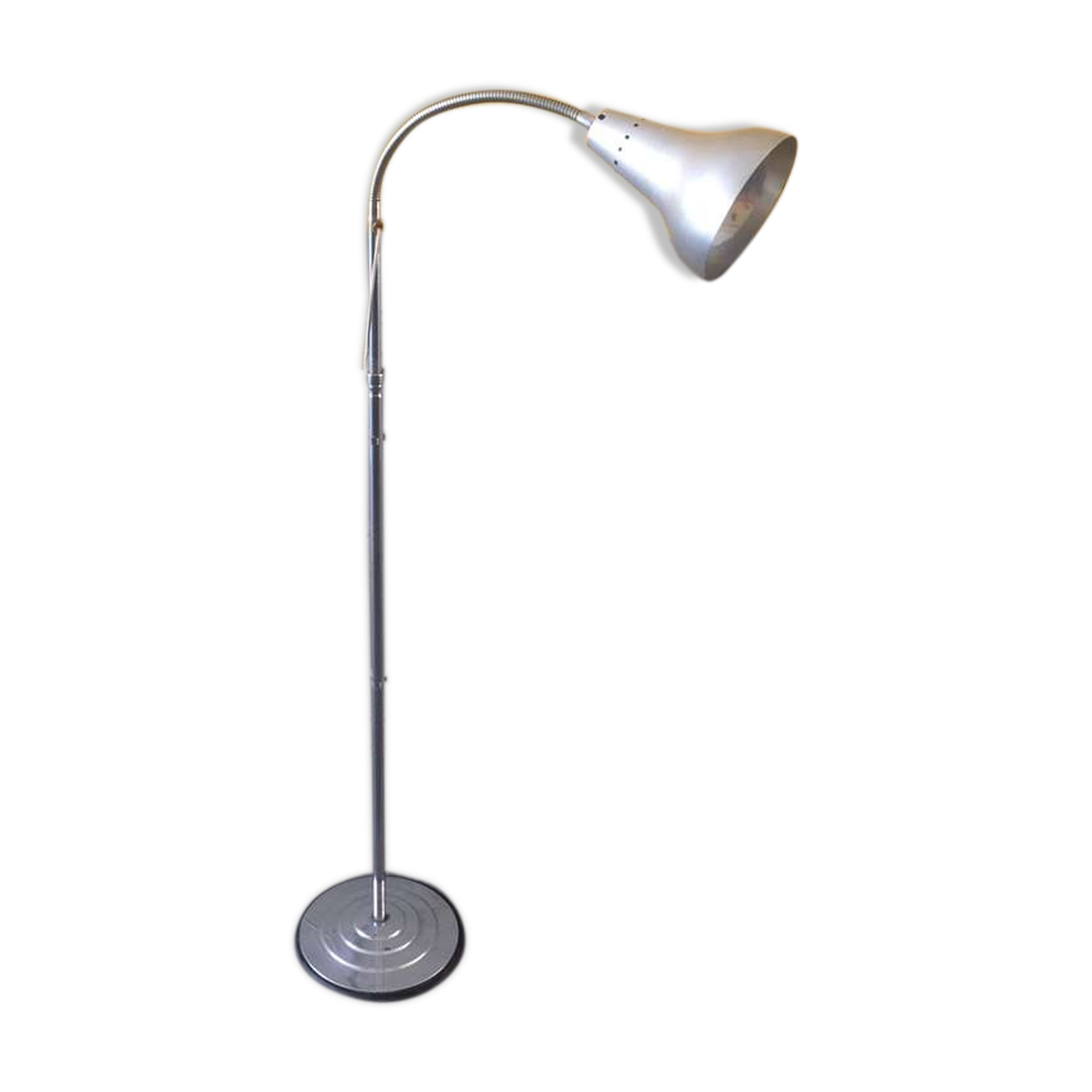 Chrome metal lamppost