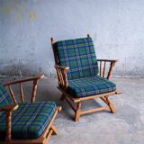 Canapé 3 places en chêne style années 50, avec tissu à carreaux vert-bleu et accoudoirs à fuseaux tournés.