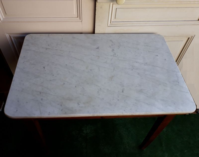Table 90x58cm on old kitchen marble