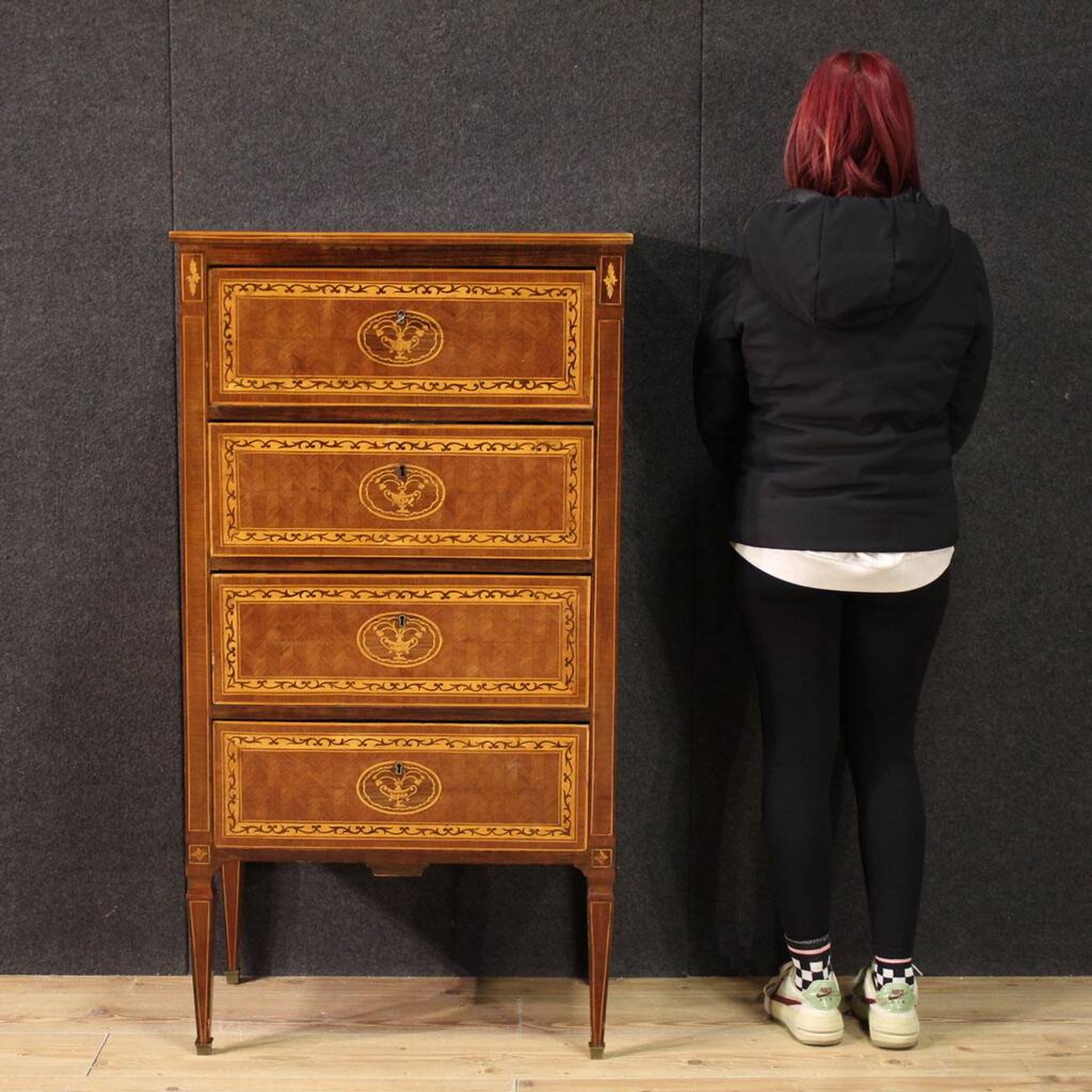 Commode marquetée de style Louis XVI du XXe siècle