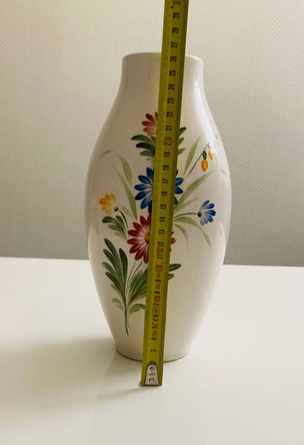 Vase à motif floral en faïence de Lunéville