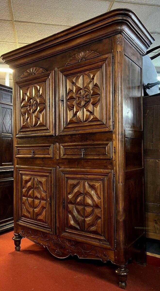 four-panel cabinet from the 18th century in solid walnut