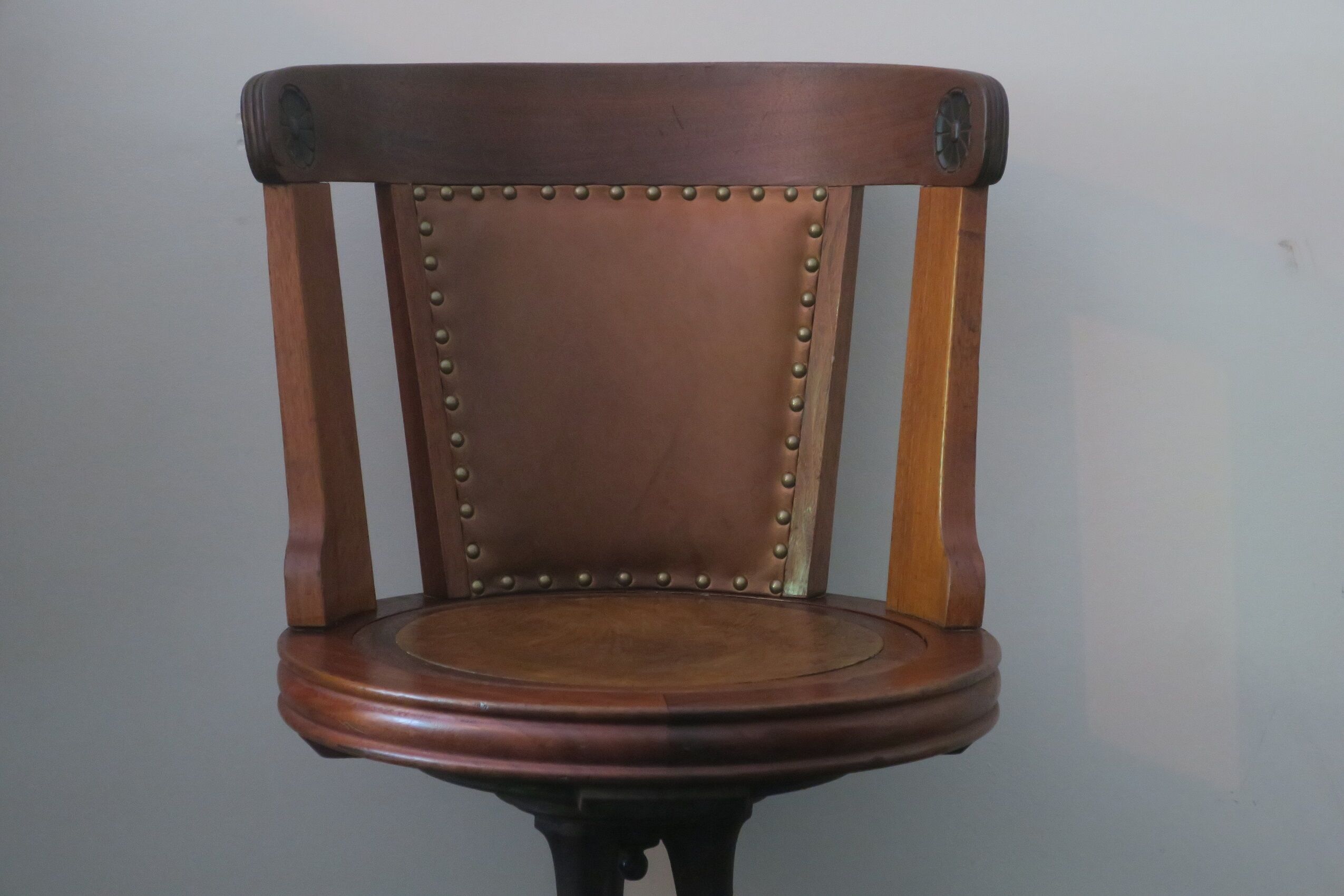 Chaise de bureau rotative nautique antique en teck, fer et cuir