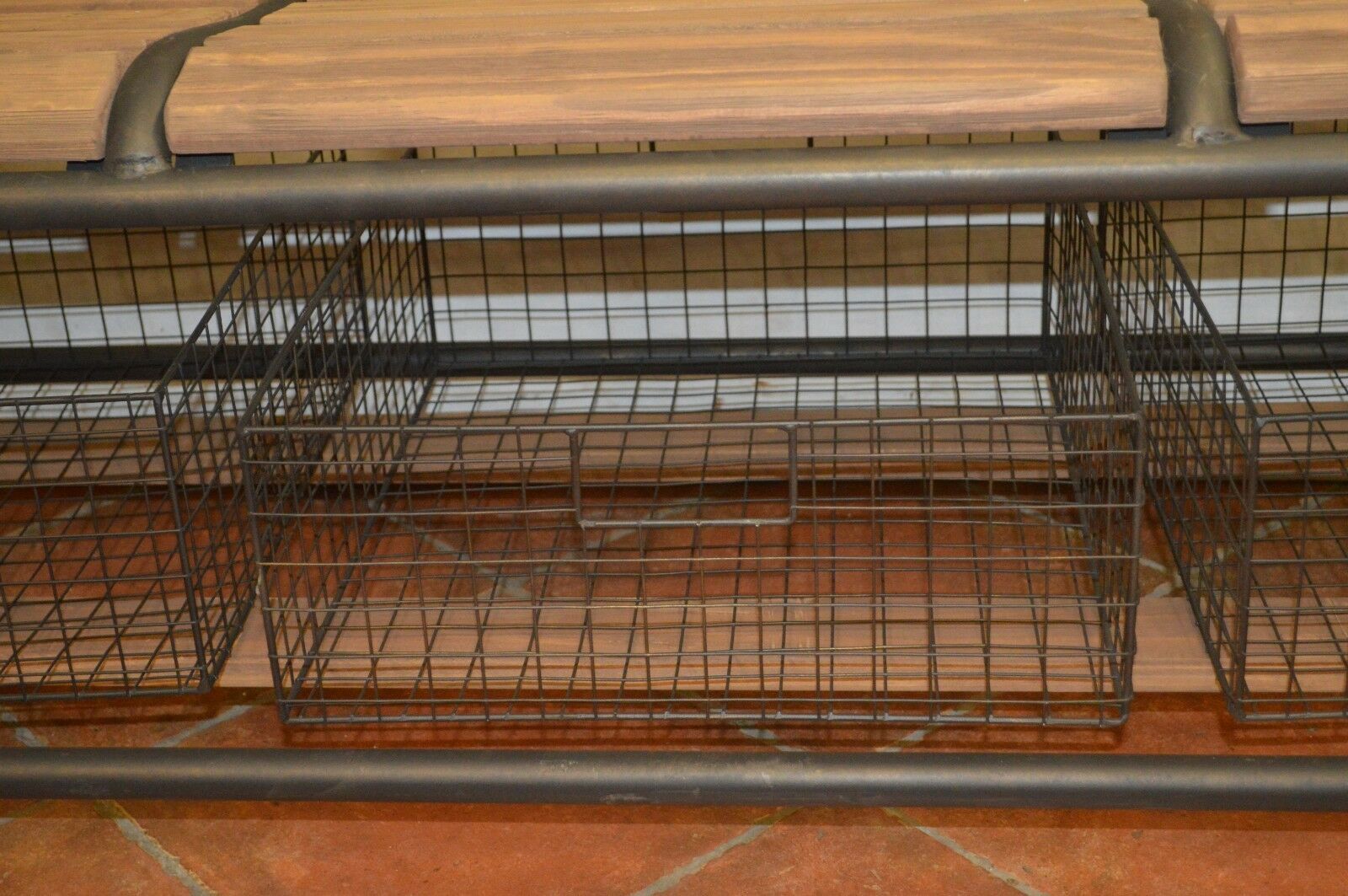 Banc en fer et bois avec des bacs de rangement
