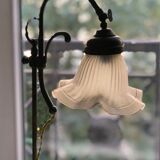 Lampe de table art nouveau en laiton fer et corolle de verre opale