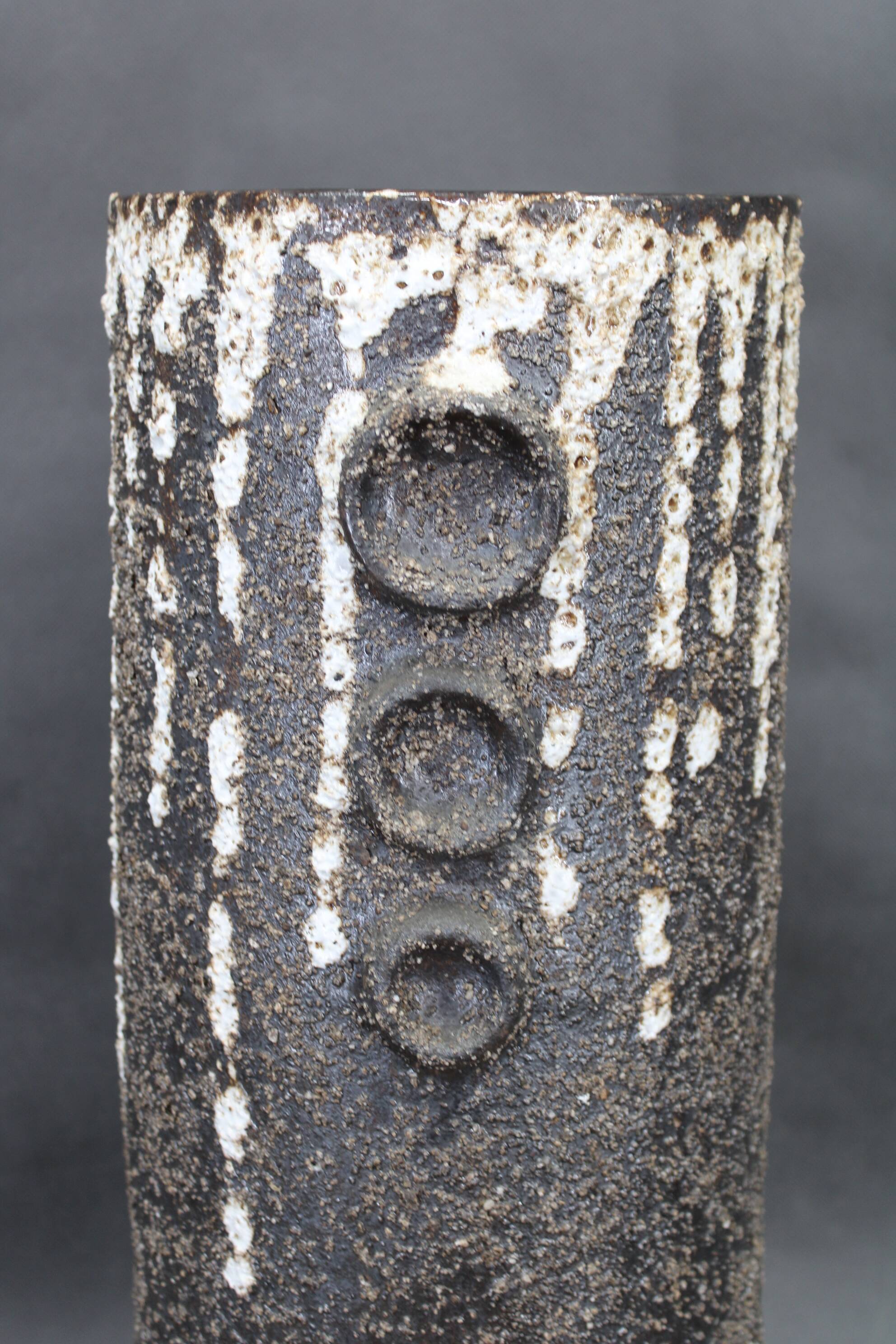 Vase brutaliste européen en céramique à surface texturée imitant la lave, années 1970