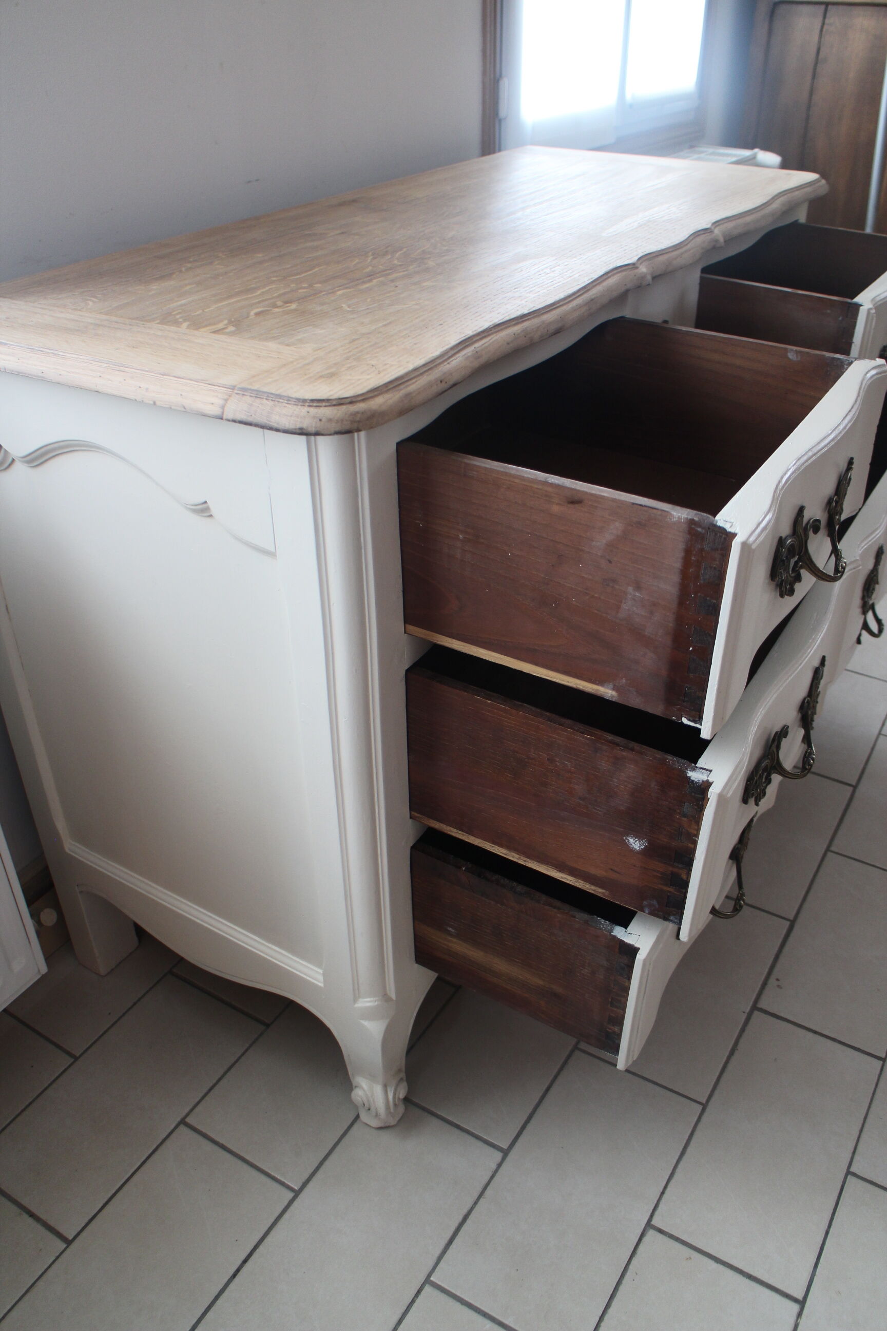 Chest of drawers crossbow