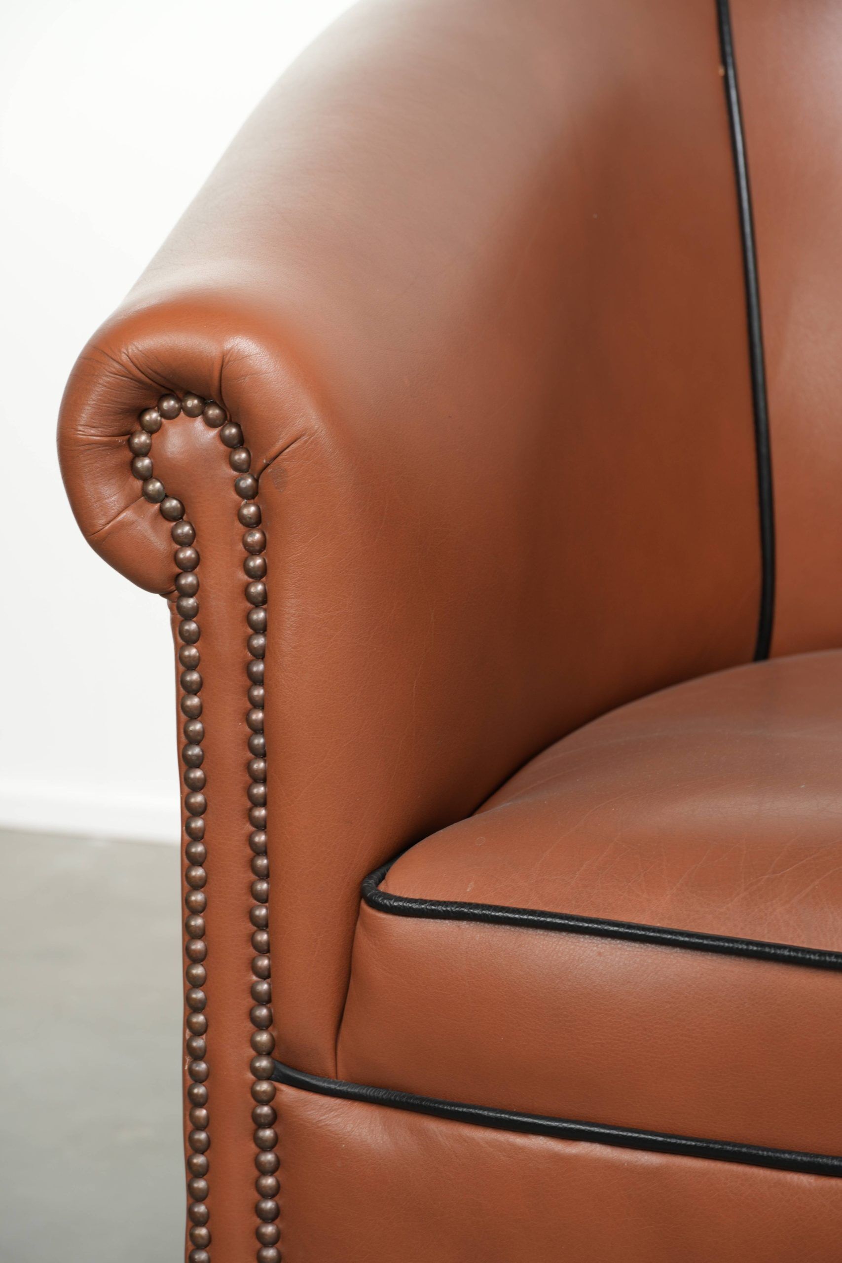 Ensemble de 2 fauteuils club en cuir de vache en bon état dans le style anglais.