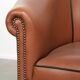 Ensemble de 2 fauteuils club en cuir de vache en bon état dans le style anglais.