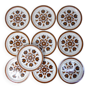 10 flat earthenware plates