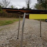 Table en formica jaune