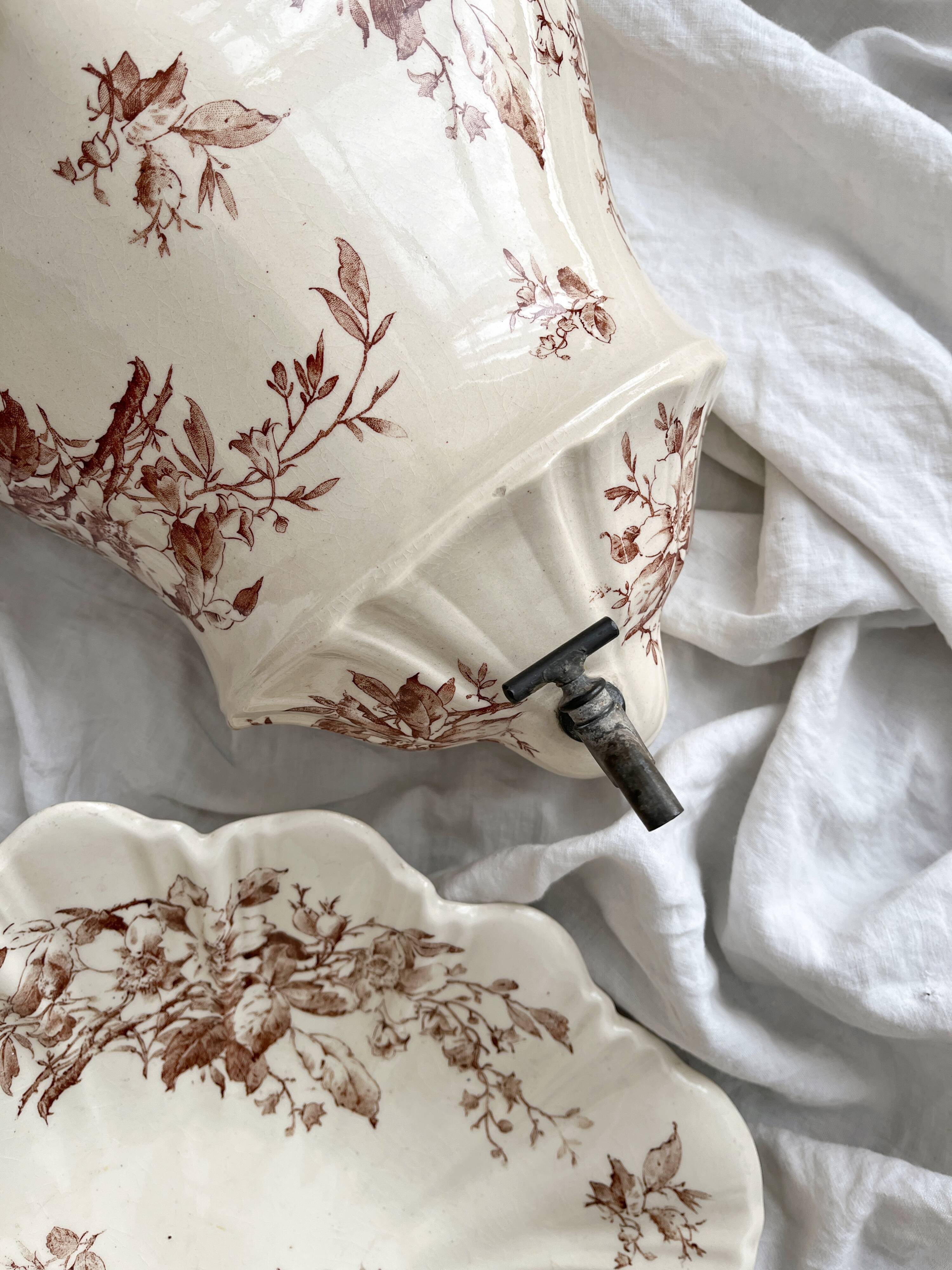 Antique wall fountain in ironstone, "Spring" Gien earthenware, late 19th century