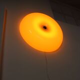 Grande applique murale italienne moderne du milieu du siècle en plexiglas et laiton