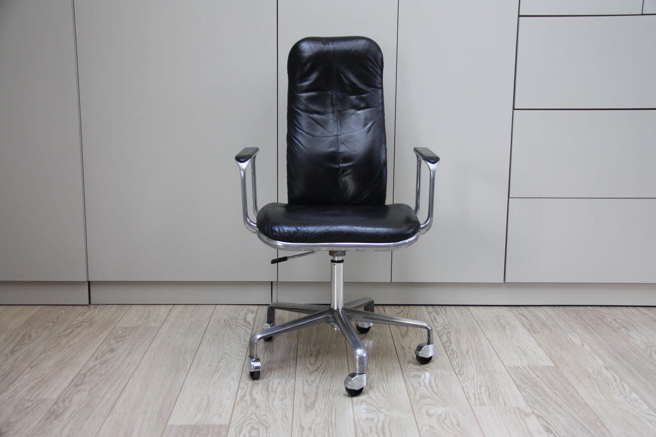 Swivel office chair in black leather - Frederick Scott for Hill - UK - 1970's
