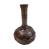 Pansu vase with vine decoration.