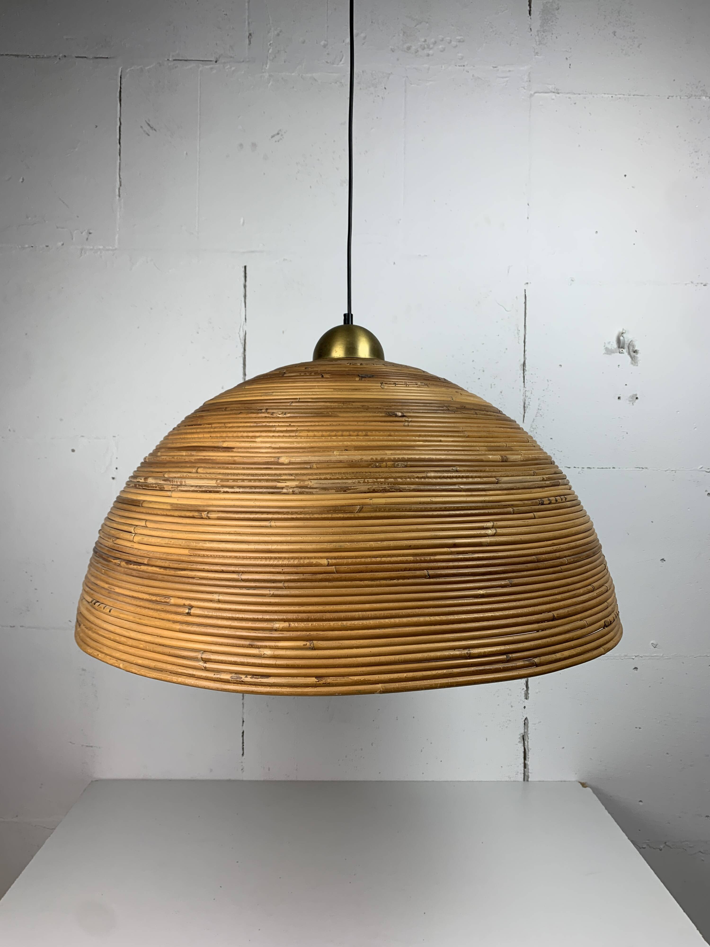 Lampe à suspension XL 71 cm en roseau, rotin, bambou et laiton, Italie