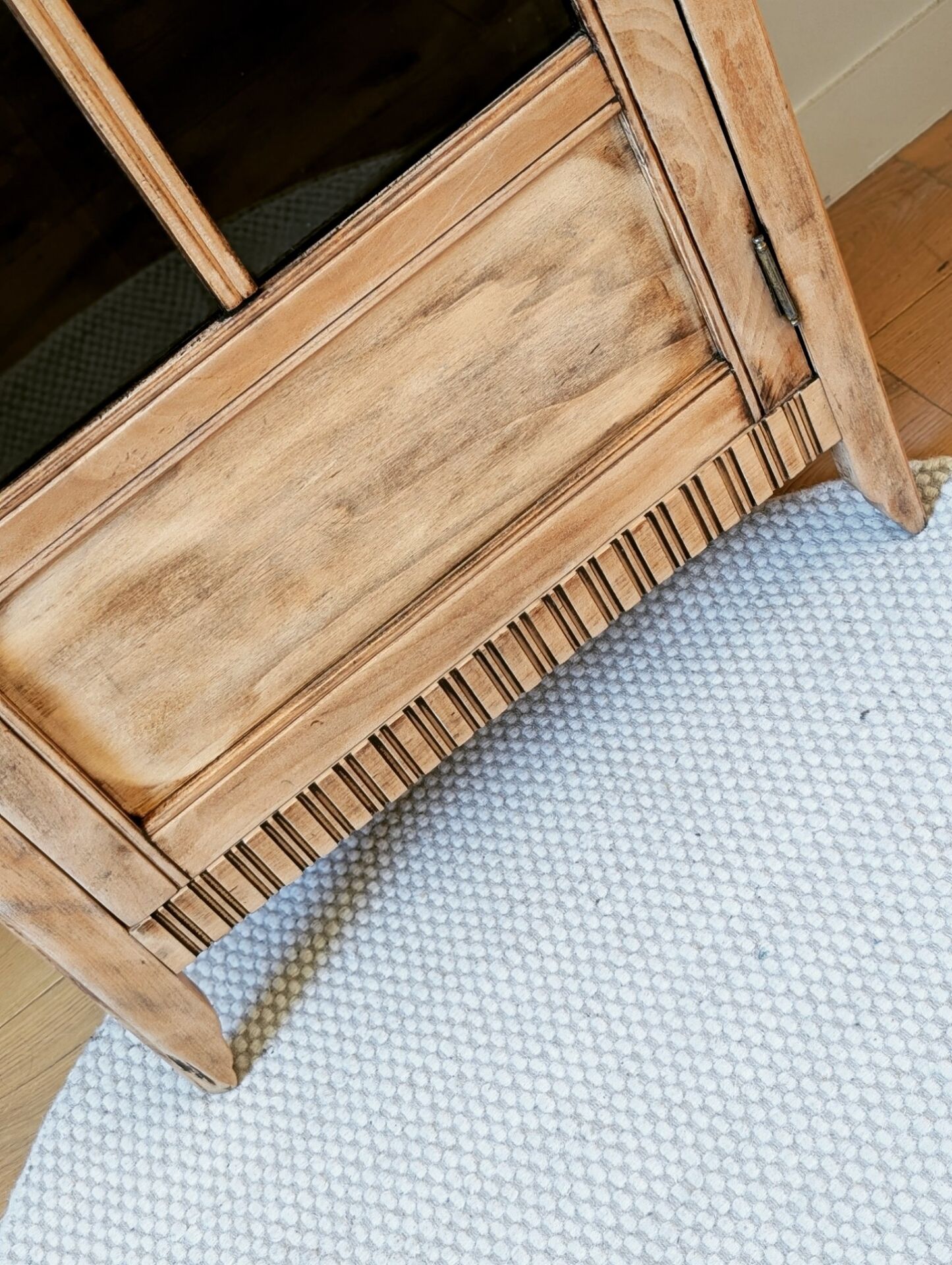 Armoire bonnetière Art Déco vitrée