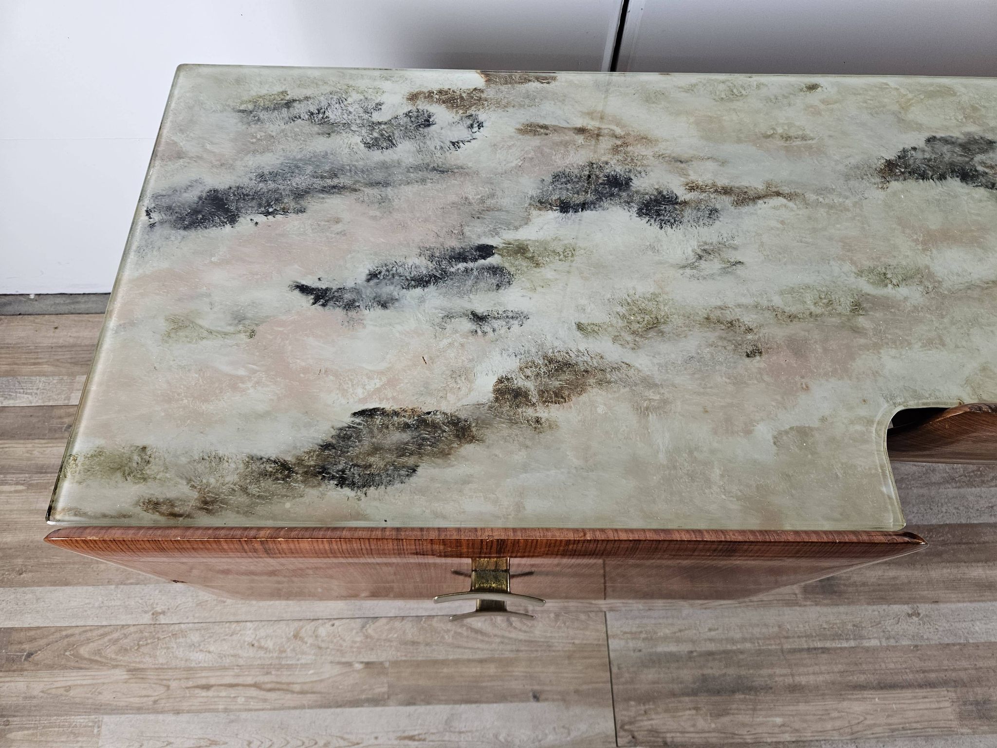Mid-century drawer chest in mahogany, brass and glass.