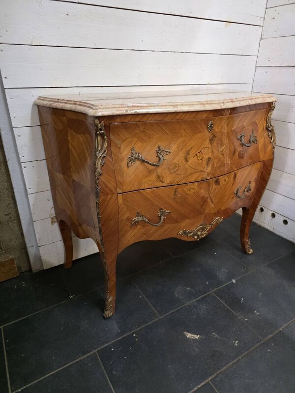 Commode galbée style Louis XV en marqueterie