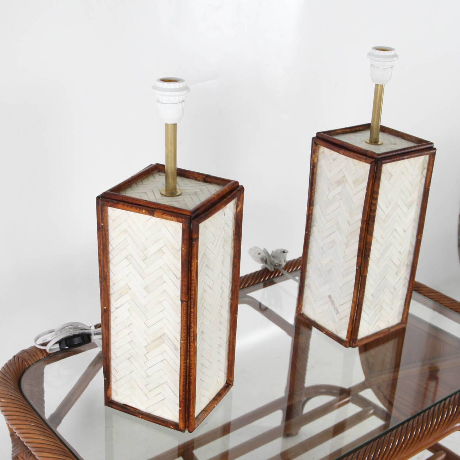 Paire de lampes en os et rotin