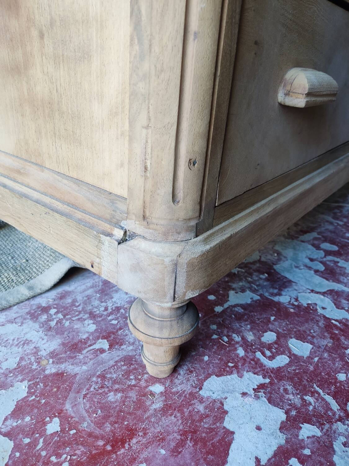 Solid wood chest of drawers