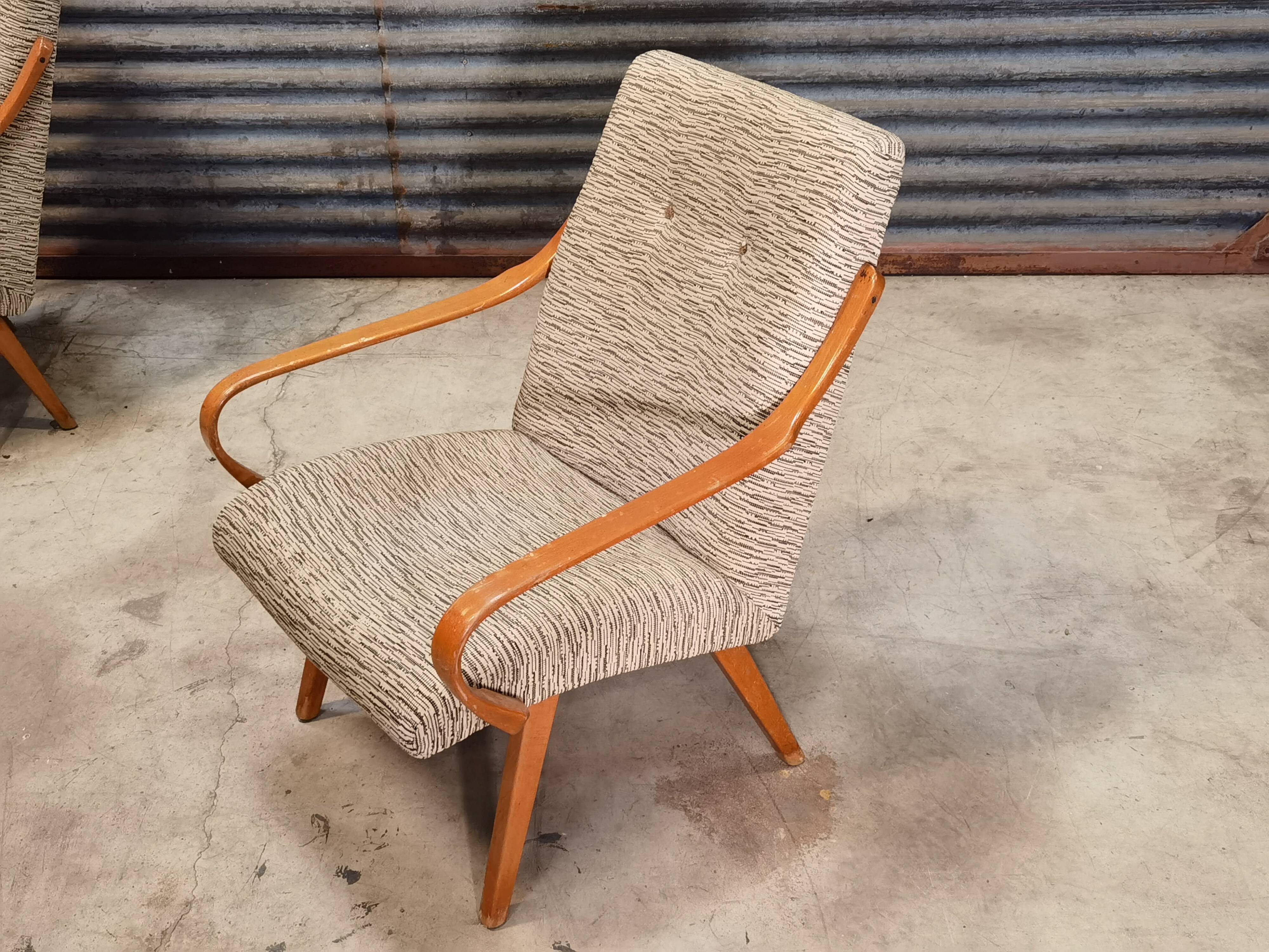 Paire de fauteuils 6953 de Jaroslav Smidek