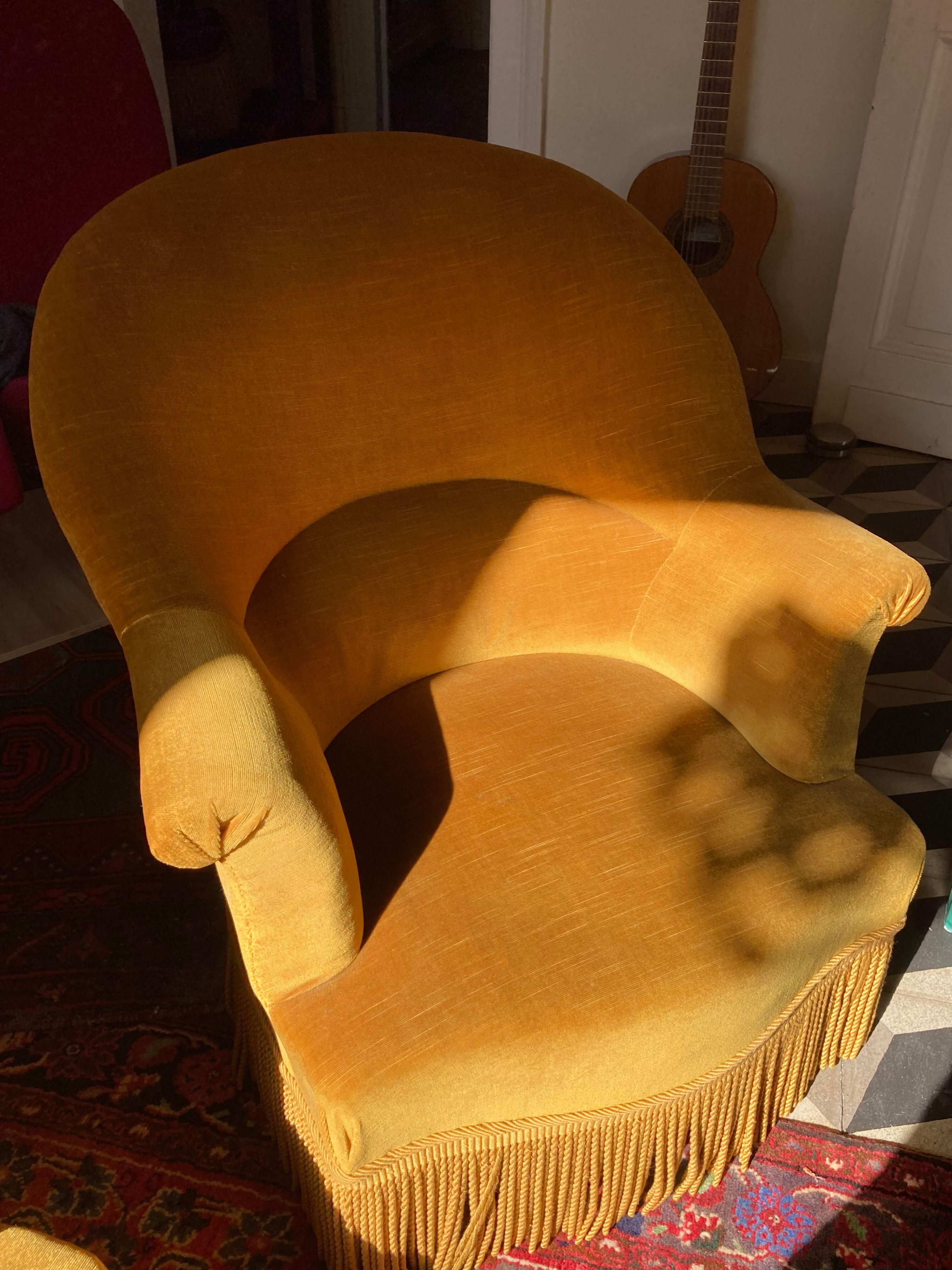 Paire de fauteuils crapaud jaune beige velours frange