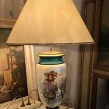 Grande paire de vases XIXe en porcelaine polychrome à décor de paysages, montés en lampes