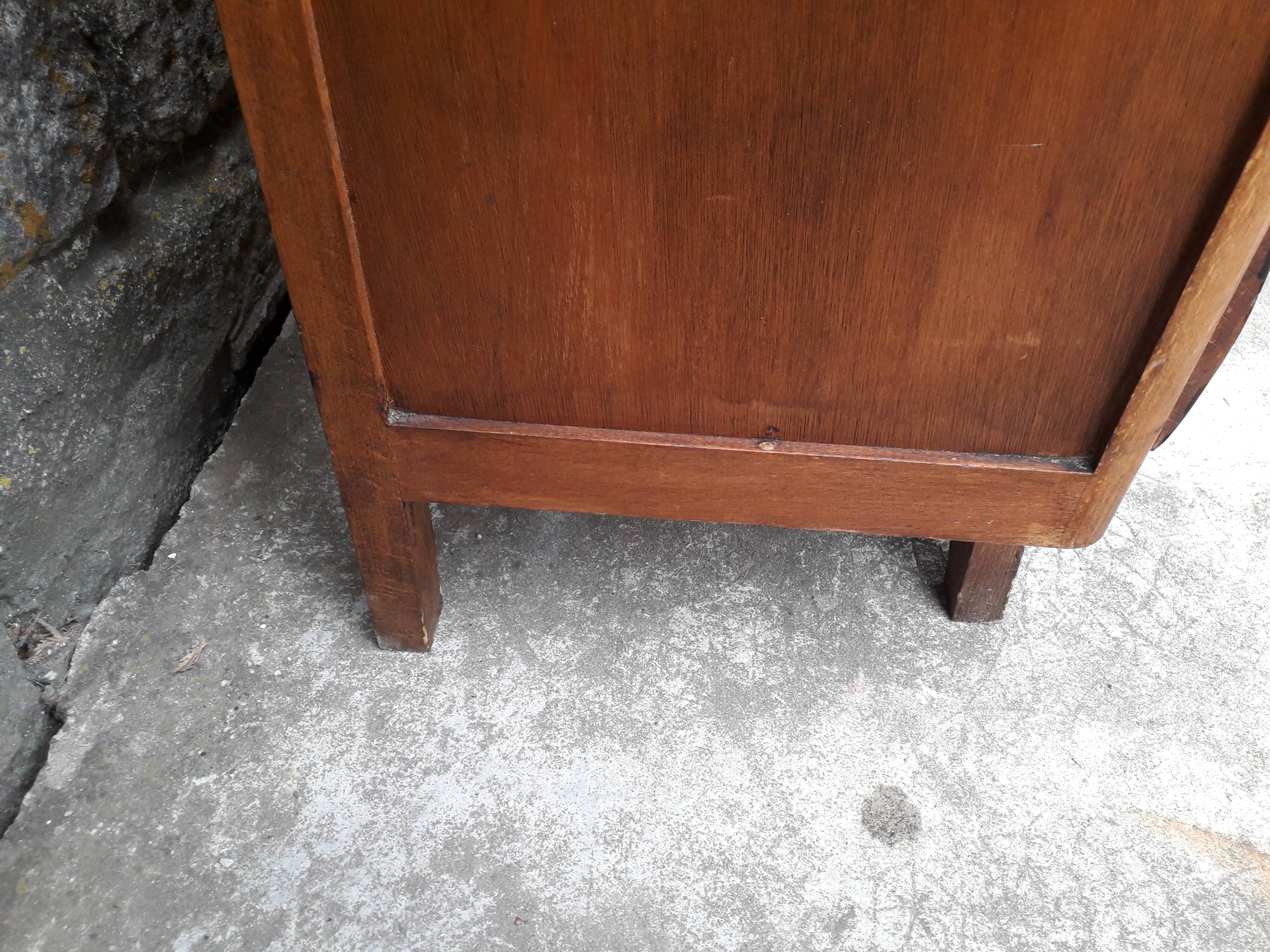 Commode à tiroirs pieds compas