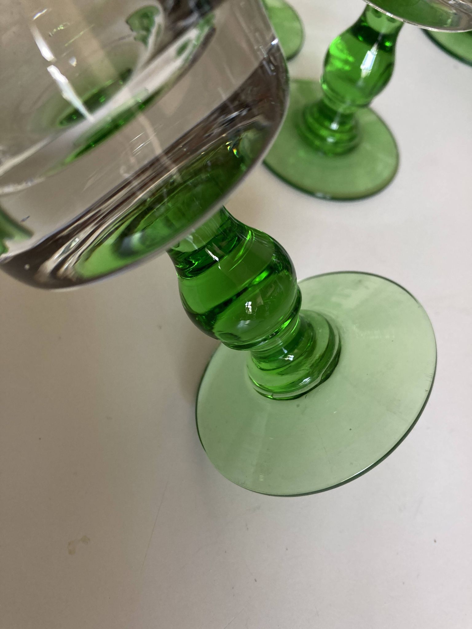 Set de 12 verres gobelets massifs à pied 1960