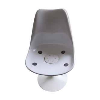 Eero Saarinen's Tulip Chair for Knoll