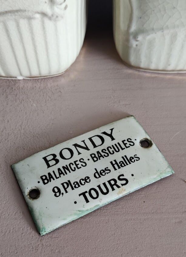 Enameled plaque seller scales