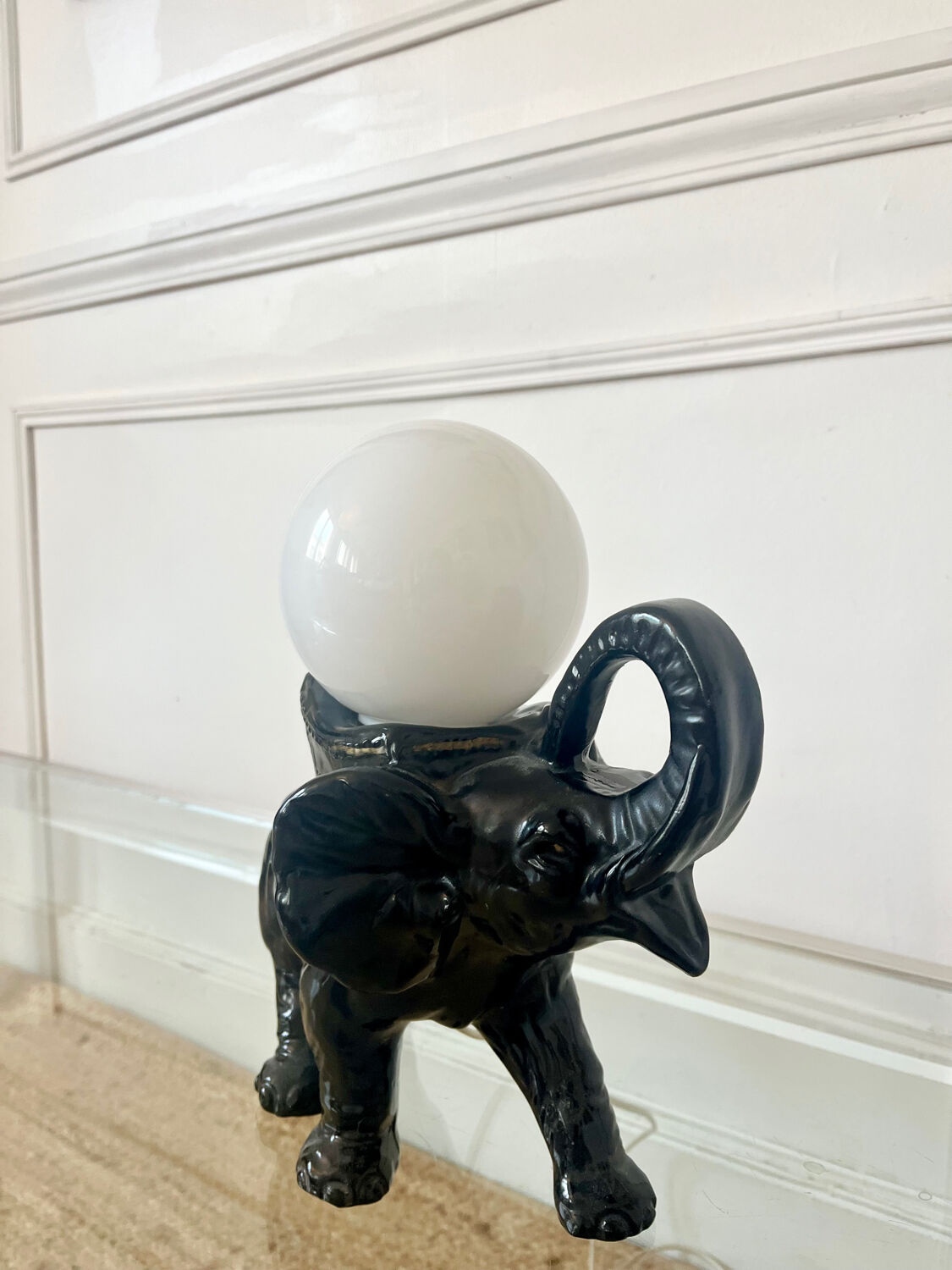 Lampe en forme d’éléphant et globe en opaline, 60-70