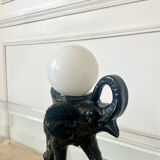 Lampe en forme d’éléphant et globe en opaline, 60-70