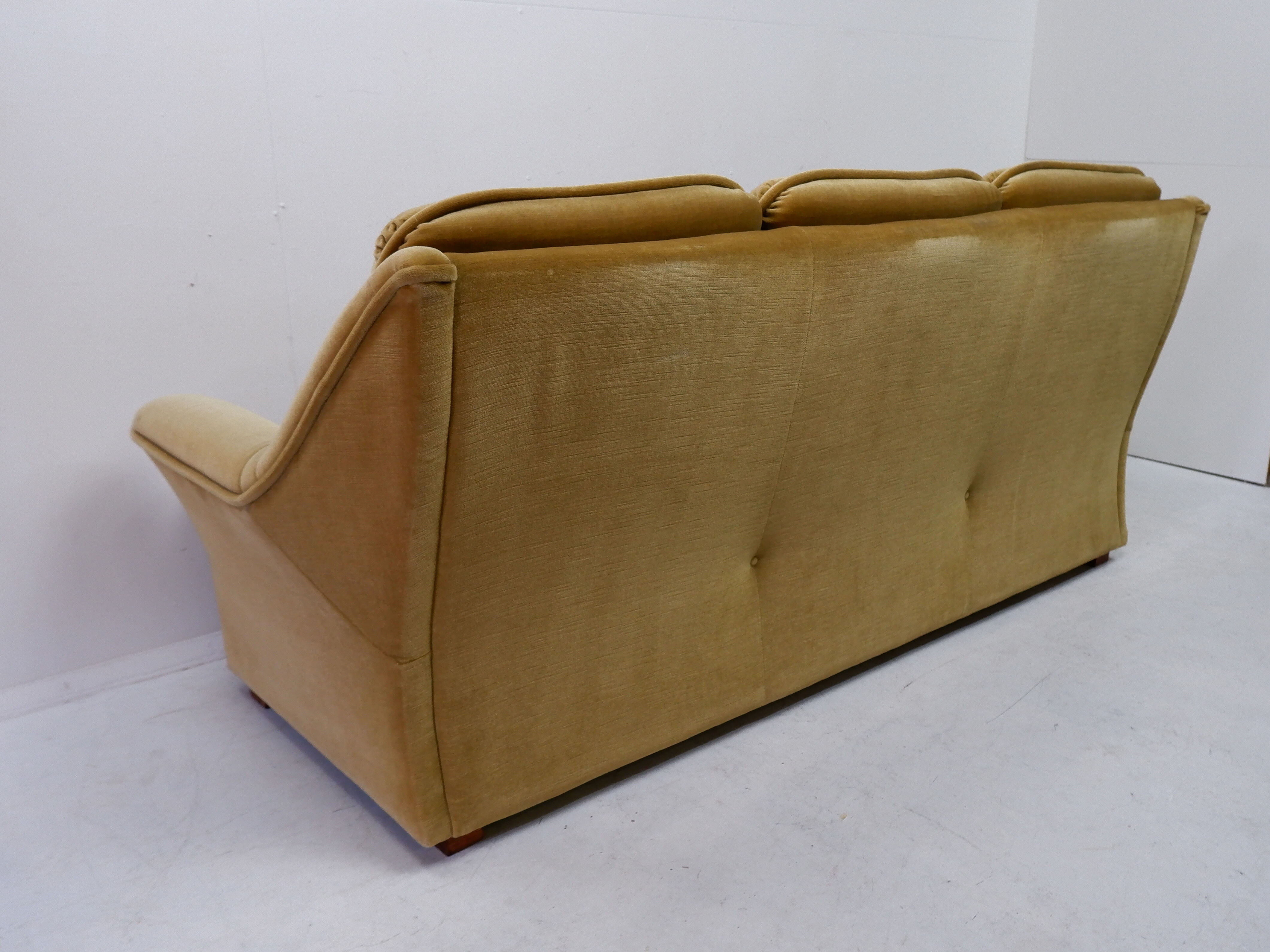 Vintage sofa yellow/gold 1970s
