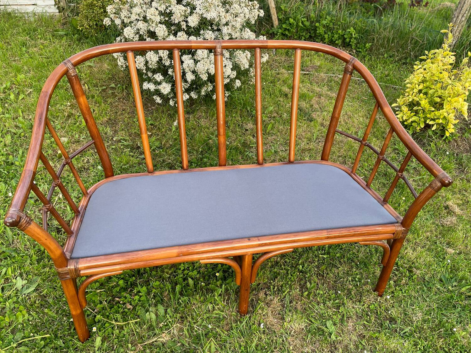 2-seater rattan bench