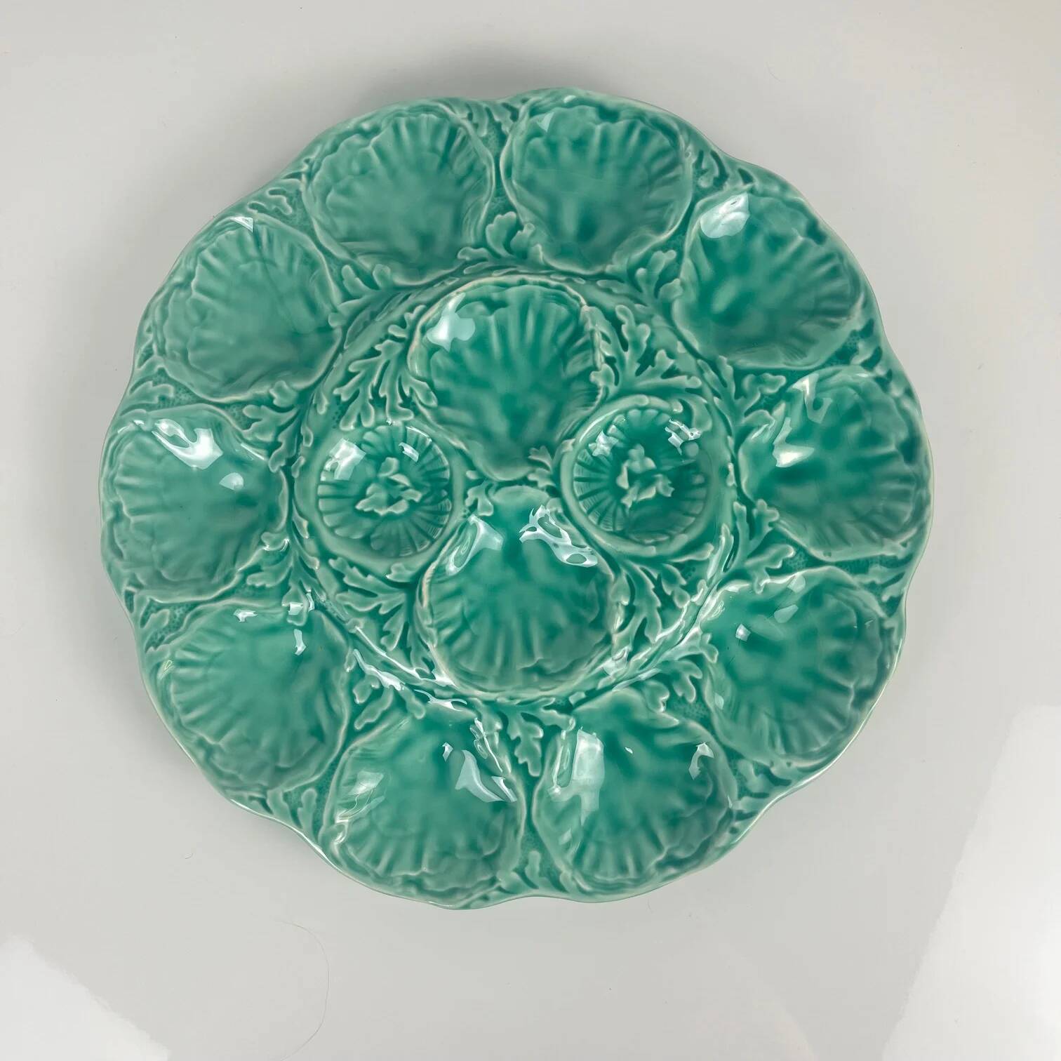 Large oyster plate Gien, slipware, turquoise, 1960-70