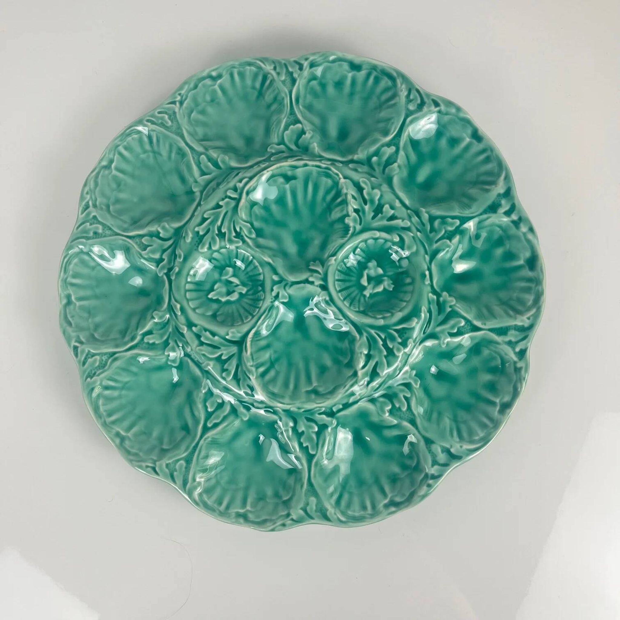 Large oyster plate Gien, slipware, turquoise, 1960-70