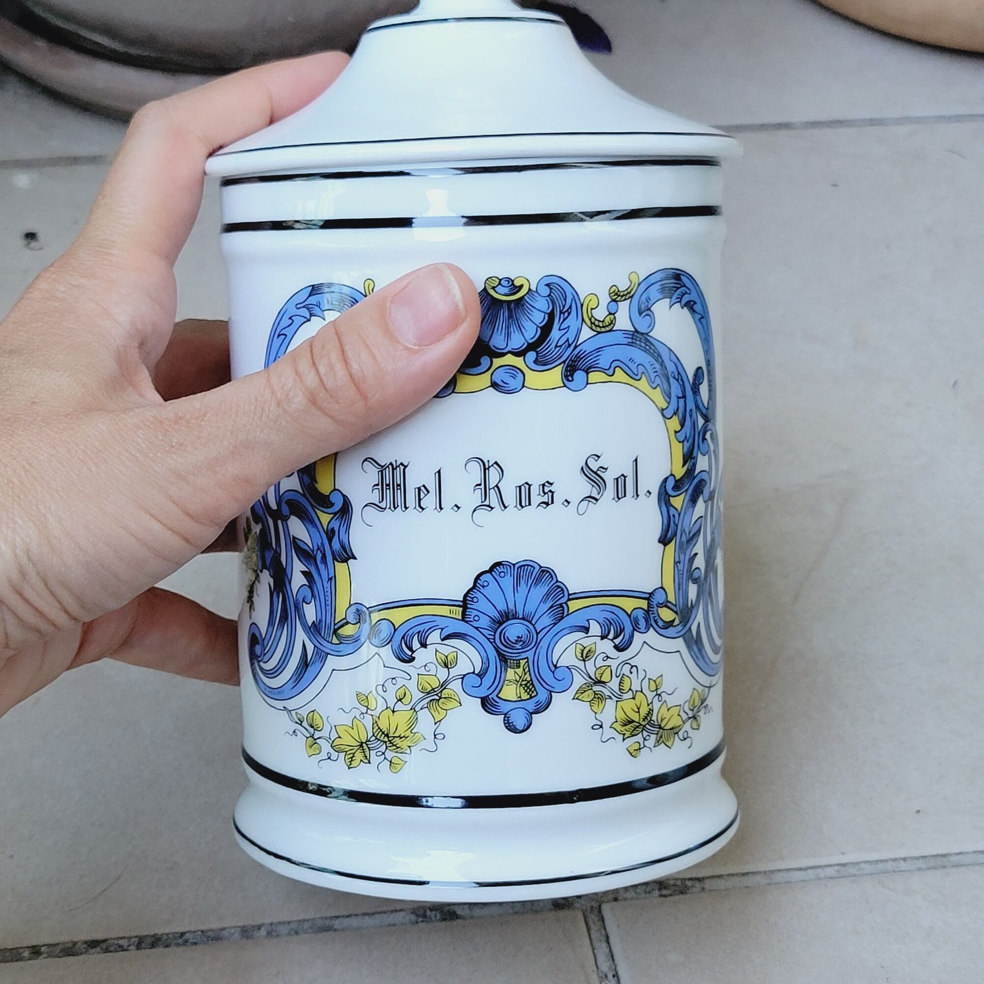 Apothecary pharmacy pot in Mel porcelain. Ros. Ground.
