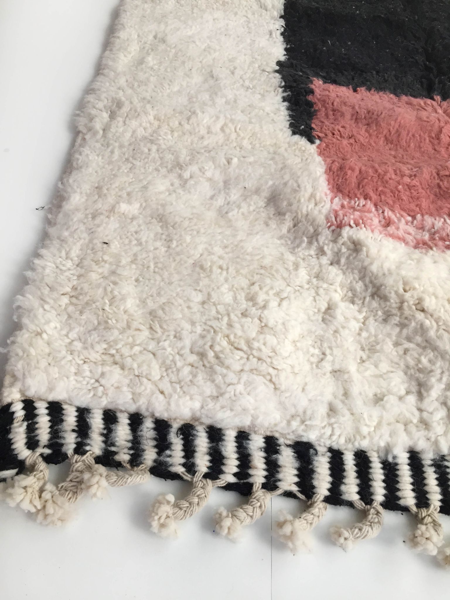 Tapis berbère marocain Beni Ouarain écru à motifs colorés 236x139cm
